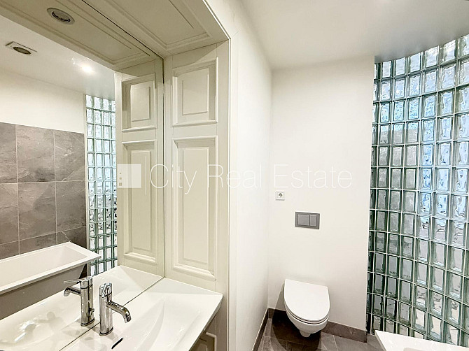 Фасадный дом, реновированный дом, закрытый двор, вход с улицы, апартаменты люкс, Рига - изображение 16