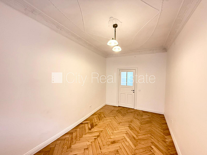 Фасадный дом, реновированный дом, закрытый двор, вход с улицы, апартаменты люкс, Рига - изображение 10