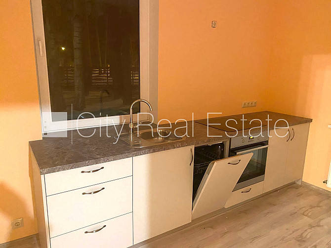 Dvīņu māja, labiekārtots apzaļumots pagalms, slēgts pagalms, iežogota teritorija ar koka Jūrmala - foto 4