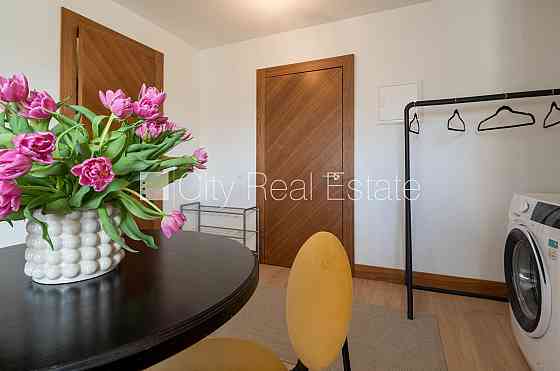 Земля в собственности, фасадный дом, на подвальном этаже доступно кладовое Рига