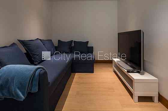 Земля в собственности, фасадный дом, на подвальном этаже доступно кладовое Рига