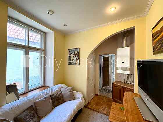 Фасадный дом, реновированный дом, вход с улицы, лестничная клетка после Рига