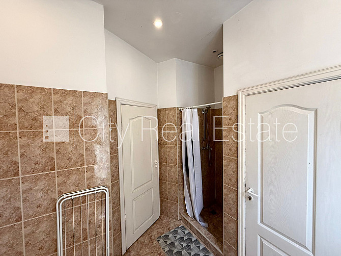 Фасадный дом, реновированный дом, вход с улицы, лестничная клетка после Рига - изображение 13