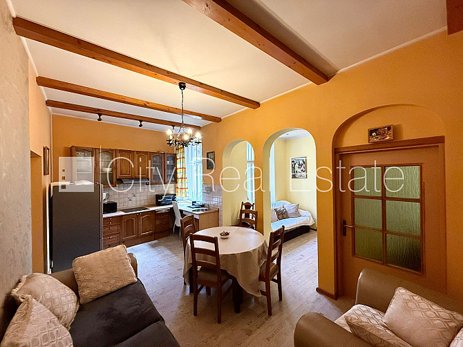 Фасадный дом, реновированный дом, вход с улицы, лестничная клетка после Рига - изображение 2