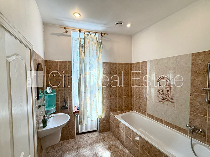 Фасадный дом, реновированный дом, вход с улицы, лестничная клетка после Рига - изображение 12