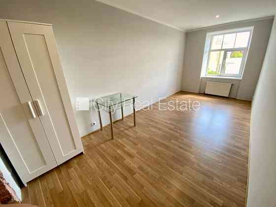 Здание во дворе, реновированный дом, закрытый двор, вход с улицы и со двора, Rīga