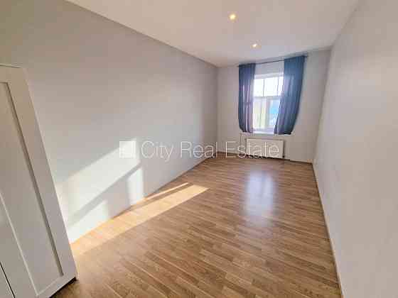 Здание во дворе, реновированный дом, закрытый двор, вход с улицы и со двора, Rīga