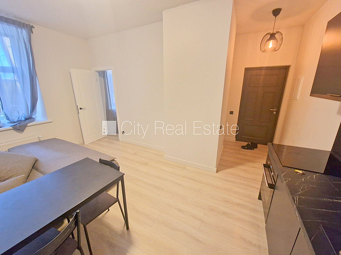 Фасадный дом, реновированный дом, закрытый двор, вход с улицы, лифт, лестничная Рига - изображение 19