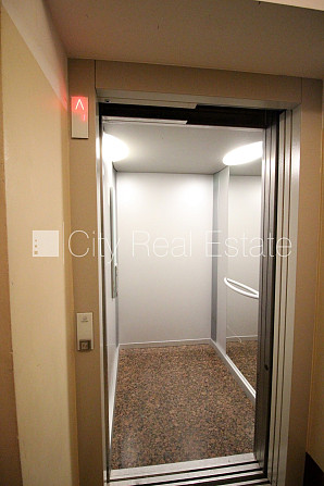 Фасадный дом, закрытый двор, гараж на одну машину, места для нескольких машин, Рига - изображение 20