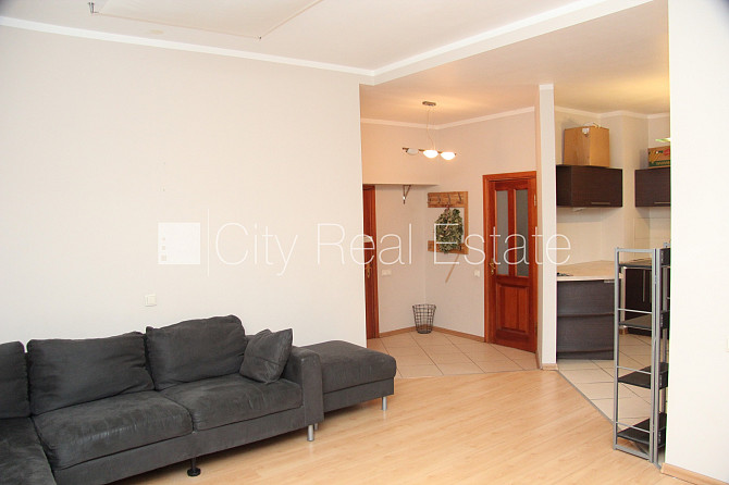 Фасадный дом, закрытый двор, гараж на одну машину, места для нескольких машин, Рига - изображение 6