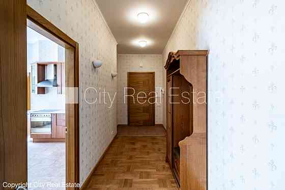 Фасадный дом, реновированный дом, закрытый двор, место для машины, вход с улицы и Рига