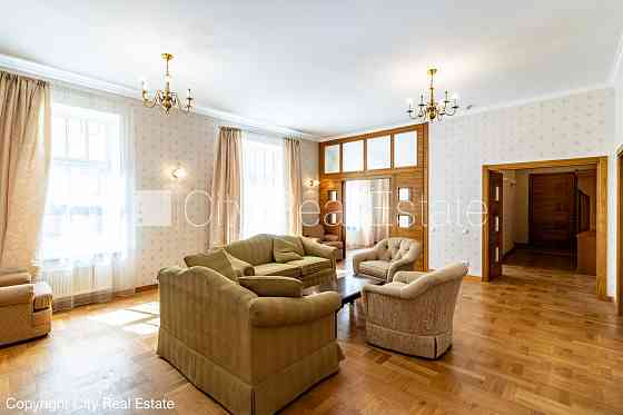 Фасадный дом, реновированный дом, закрытый двор, место для машины, вход с улицы и Рига