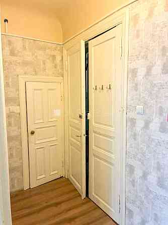 Фасадный дом, закрытый двор, место для машины, вход с улицы и со двора, окна Рига