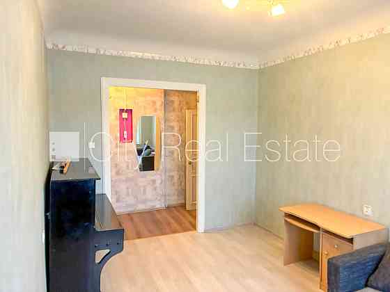 Фасадный дом, закрытый двор, место для машины, вход с улицы и со двора, окна Рига