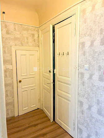 Фасадный дом, закрытый двор, место для машины, вход с улицы и со двора, окна Рига - изображение 6