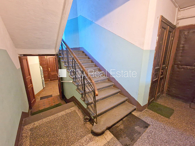 Фасадный дом, закрытый двор, место для машины, вход с улицы и со двора, окна Рига - изображение 13