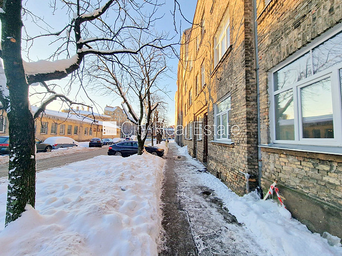 Фасадный дом, закрытый двор, место для машины, вход с улицы и со двора, окна Рига - изображение 19