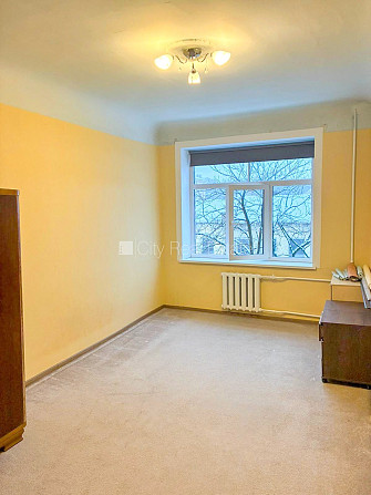 Фасадный дом, закрытый двор, место для машины, вход с улицы и со двора, окна Рига - изображение 5