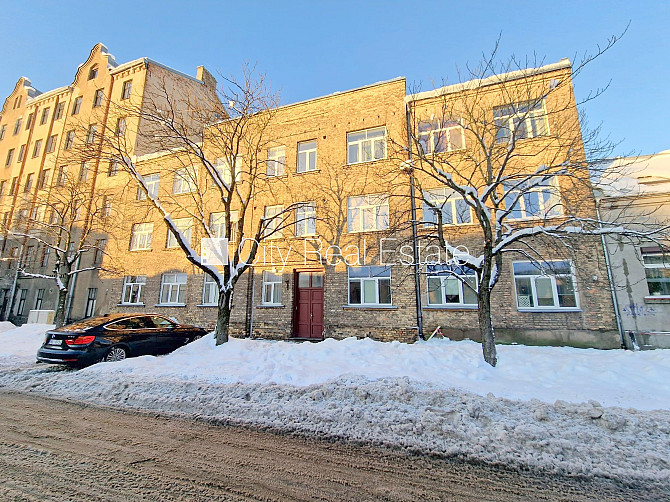 Фасадный дом, закрытый двор, место для машины, вход с улицы и со двора, окна Рига - изображение 20