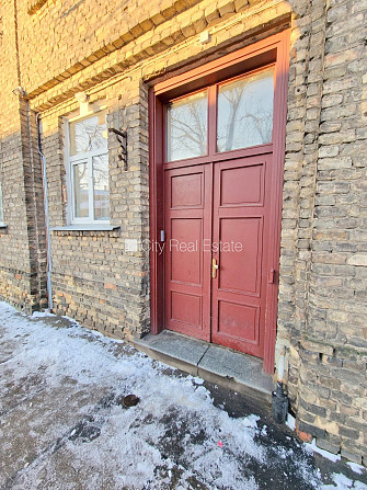 Фасадный дом, закрытый двор, место для машины, вход с улицы и со двора, окна Рига - изображение 18