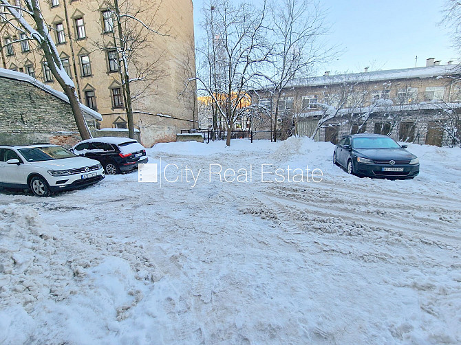 Фасадный дом, закрытый двор, место для машины, вход с улицы и со двора, окна Рига - изображение 15