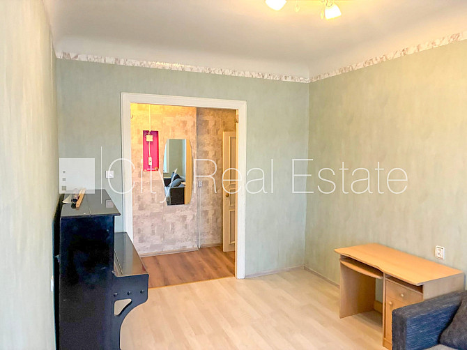 Фасадный дом, закрытый двор, место для машины, вход с улицы и со двора, окна Рига - изображение 3