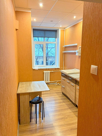 Фасадный дом, закрытый двор, место для машины, вход с улицы и со двора, окна Рига - изображение 7