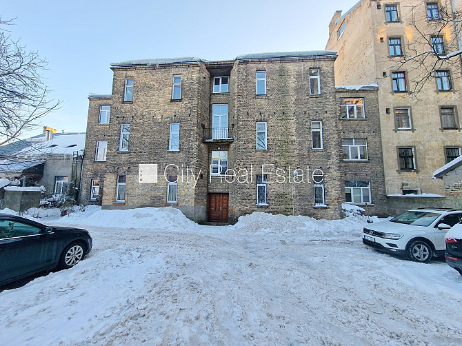 Фасадный дом, закрытый двор, место для машины, вход с улицы и со двора, окна Рига - изображение 17