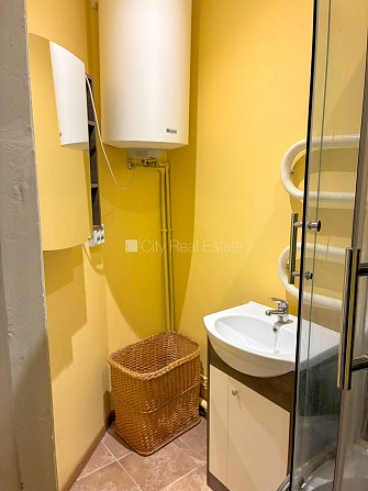 Фасадный дом, закрытый двор, место для машины, вход с улицы и со двора, окна Рига - изображение 10