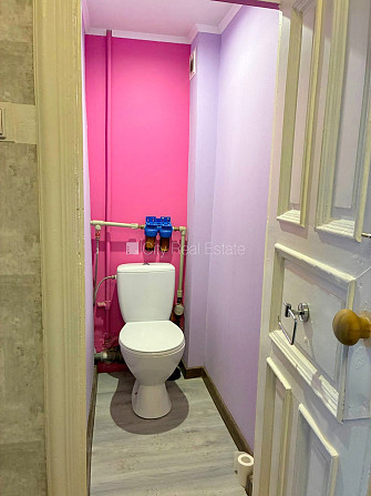 Фасадный дом, закрытый двор, место для машины, вход с улицы и со двора, окна Рига - изображение 11