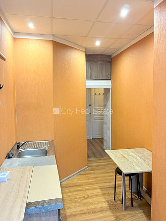 Фасадный дом, закрытый двор, место для машины, вход с улицы и со двора, окна Рига - изображение 8