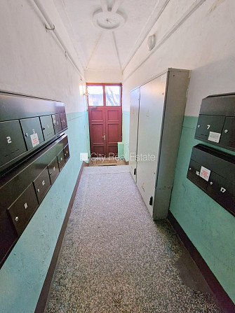 Фасадный дом, закрытый двор, место для машины, вход с улицы и со двора, окна Рига - изображение 14