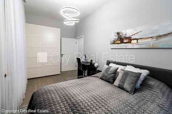 Дом во дворе, реновированный дом, благоустроенный озеленённый двор, закрытый Рига