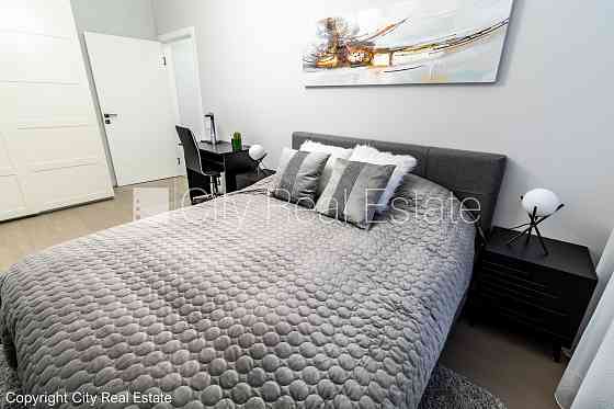 Дом во дворе, реновированный дом, благоустроенный озеленённый двор, закрытый Рига