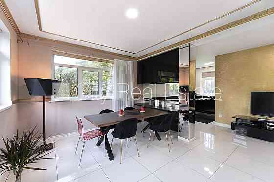 Частный дом, фасад с декоративной штукатуркой, благоустроенный озеленённый двор, Jūrmala