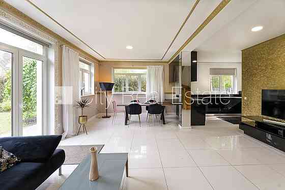 Частный дом, фасад с декоративной штукатуркой, благоустроенный озеленённый двор, Jūrmala