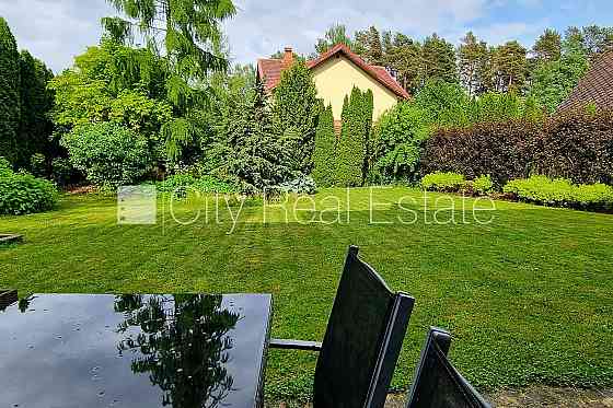 Частный дом, фасад с декоративной штукатуркой, благоустроенный озеленённый двор, Jūrmala