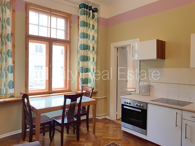 Fasādes māja, renovēta māja, ir lifts, kāpņu telpa pēc kapitālā remonta, viena istaba Rīga - foto 7