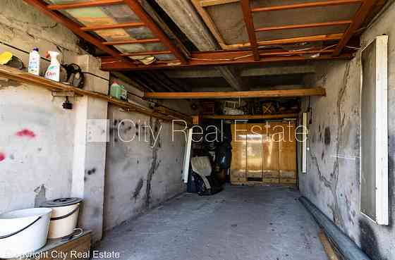 Земля в собственности, территория обнесена забором, закрытая территория, гараж Rīga