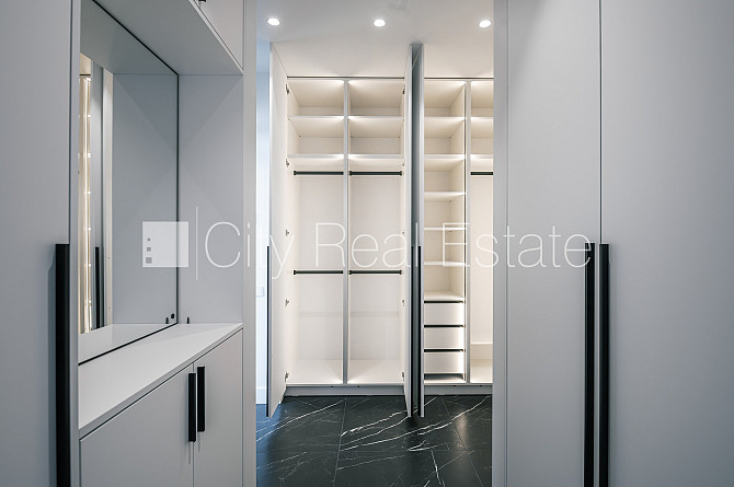 Dvīņu māja, labiekārtota apzaļumota teritorija, bruģēts piebraucamais ceļš, iežogota Rīga - foto 12