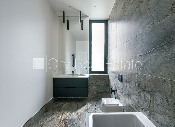 Dvīņu māja, labiekārtota apzaļumota teritorija, bruģēts piebraucamais ceļš, iežogota Rīga - foto 14