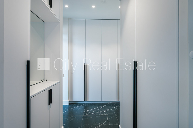 Dvīņu māja, labiekārtota apzaļumota teritorija, bruģēts piebraucamais ceļš, iežogota Rīga - foto 13