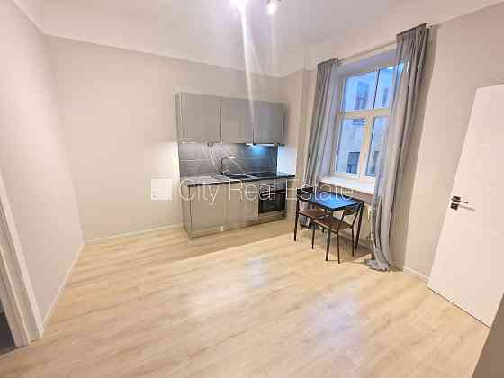 Здание во дворе, реновированный дом, закрытый двор, охраняемый двор, вход с улицы, Rīga