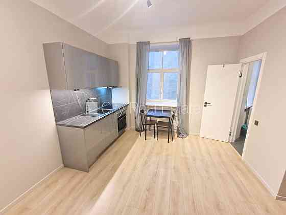 Здание во дворе, реновированный дом, закрытый двор, охраняемый двор, вход с улицы, Rīga