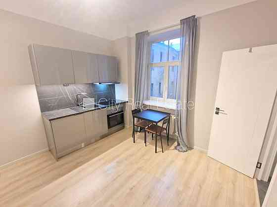 Здание во дворе, реновированный дом, закрытый двор, охраняемый двор, вход с улицы, Rīga