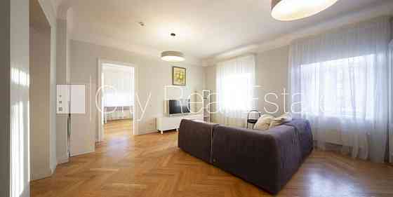 Реновированный дом, благоустроенный озеленённый двор, вход с улицы, лифт, Rīga