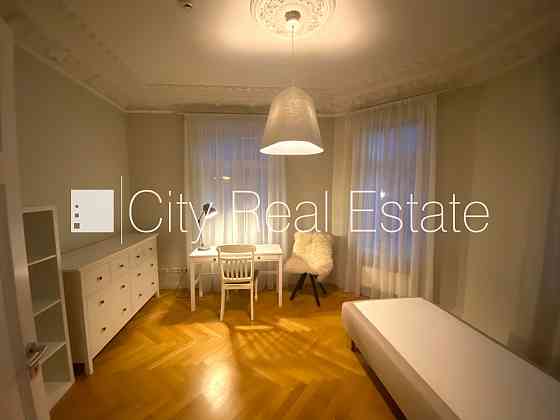 Реновированный дом, благоустроенный озеленённый двор, вход с улицы, лифт, Rīga