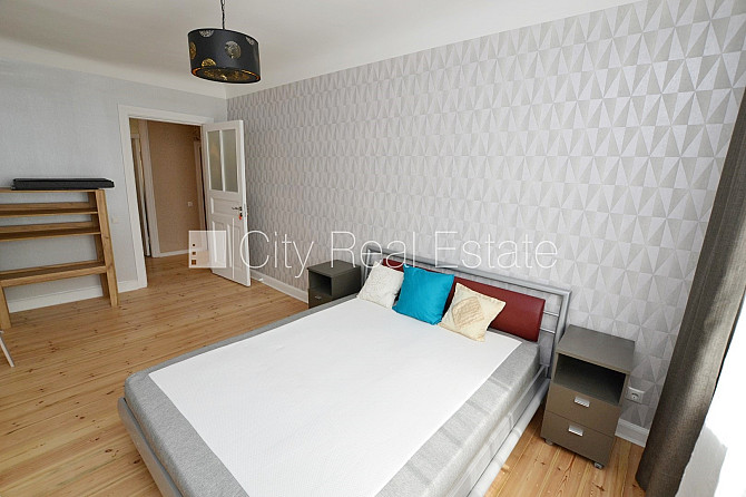 Фасадный дом, вход с улицы, лифт, лестничная клетка после косметического ремонта, Рига - изображение 2