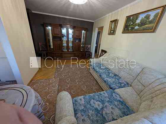 Фасадный дом, панельный дом, благоустроенная озеленённая территория, бесплатная Rīga