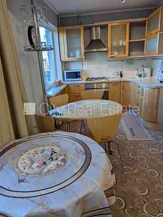 Фасадный дом, панельный дом, благоустроенная озеленённая территория, бесплатная Rīga